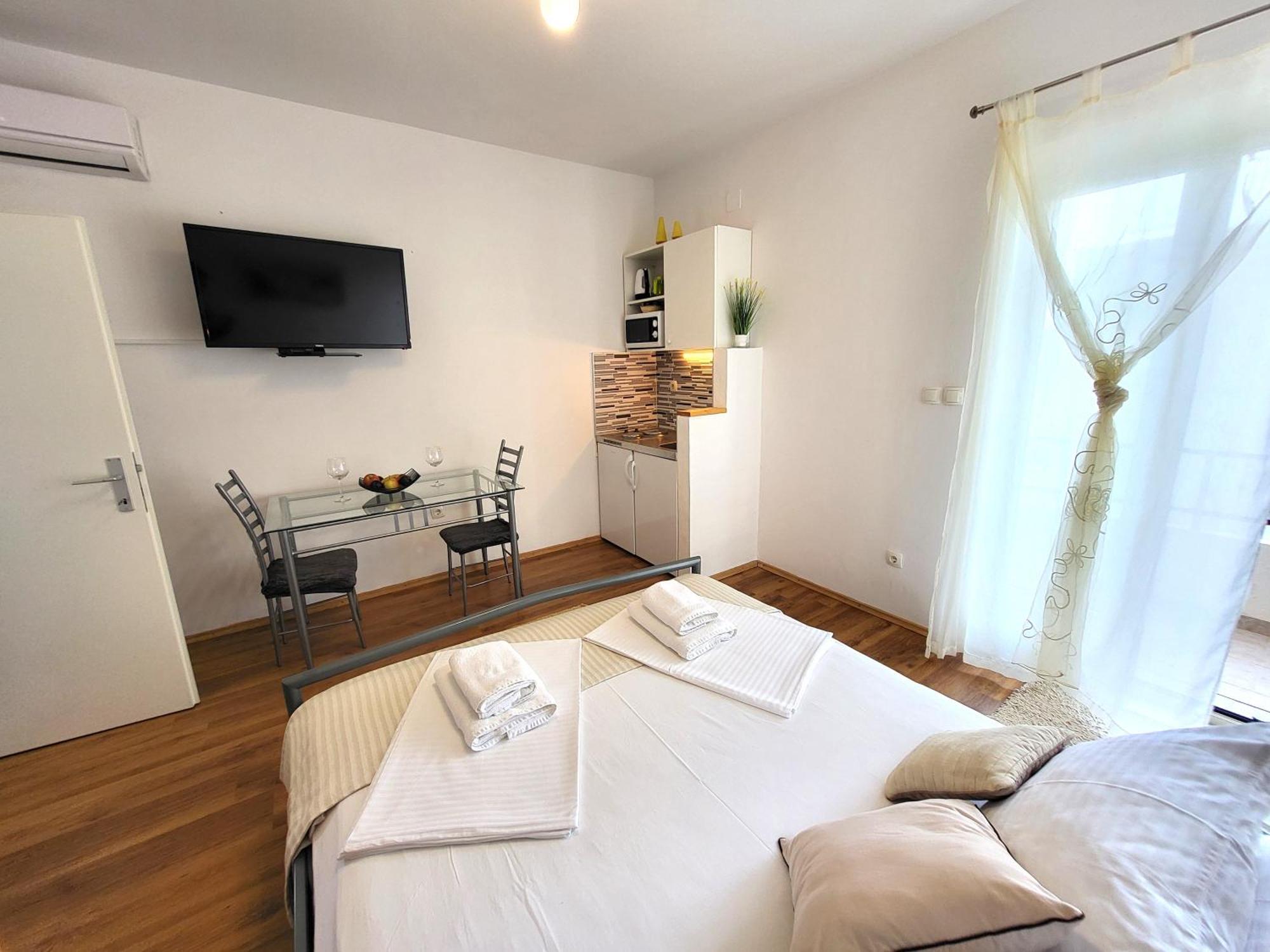 Apartments Vrisnik เยลซา ภายนอก รูปภาพ