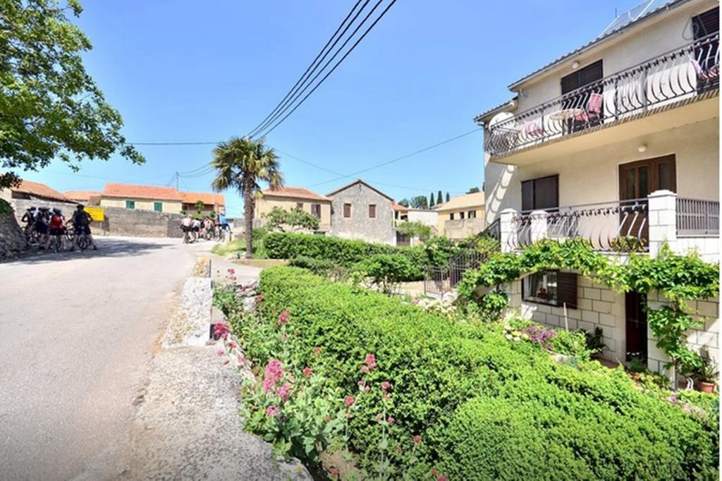 Apartments Vrisnik เยลซา ภายนอก รูปภาพ